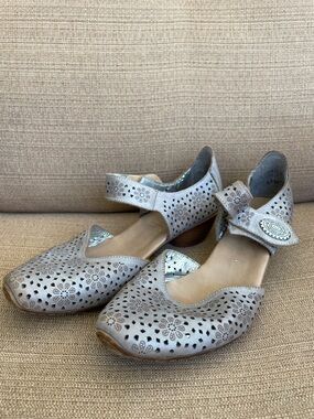 Rieker Antistress Tan Silver Laser-Cut Mary Jane Heels size 7